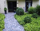 barrierefreie Zuwegung aus gerumpeltem Betonsteinpflaster